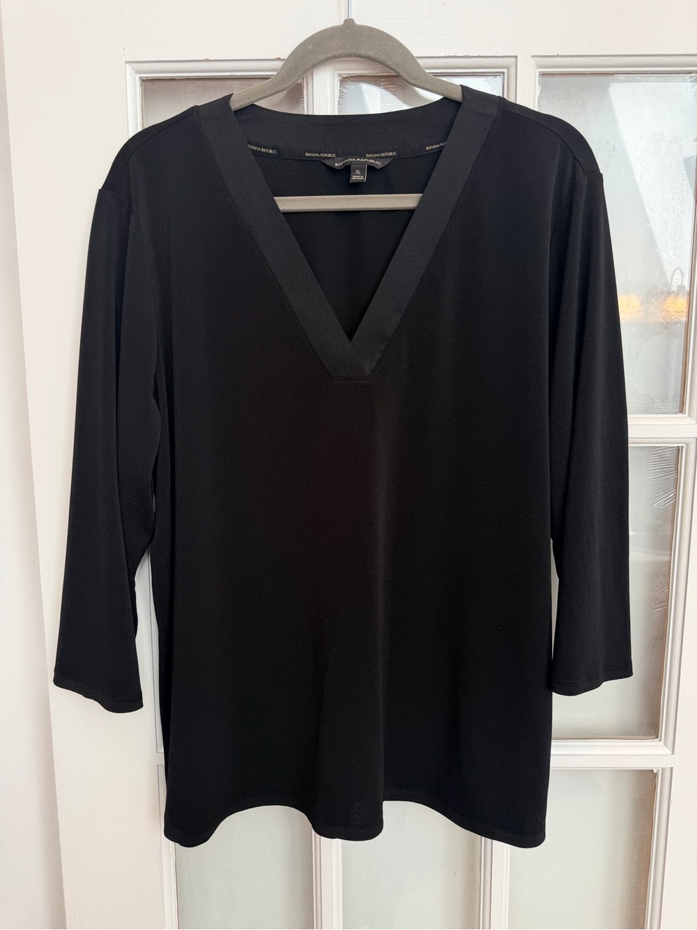 Banana Republic Classic Chic Black V-Neck Long Sleeve Top Size XL